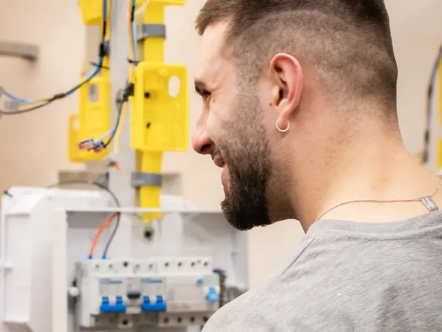 Aula de Eletricista + NR10 no Instituto da Construção