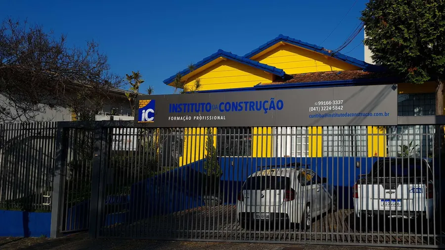 Fachada do Instituto da Construção, casa amarela e azul na Rua Lamenha Lins
